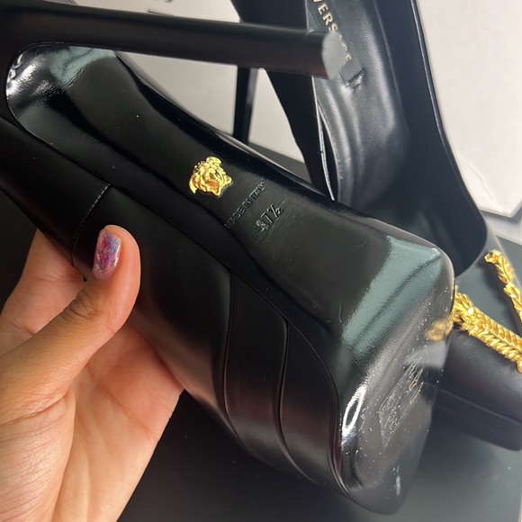 Zapatos versace con chapa dorada. - Picture 3 of 4